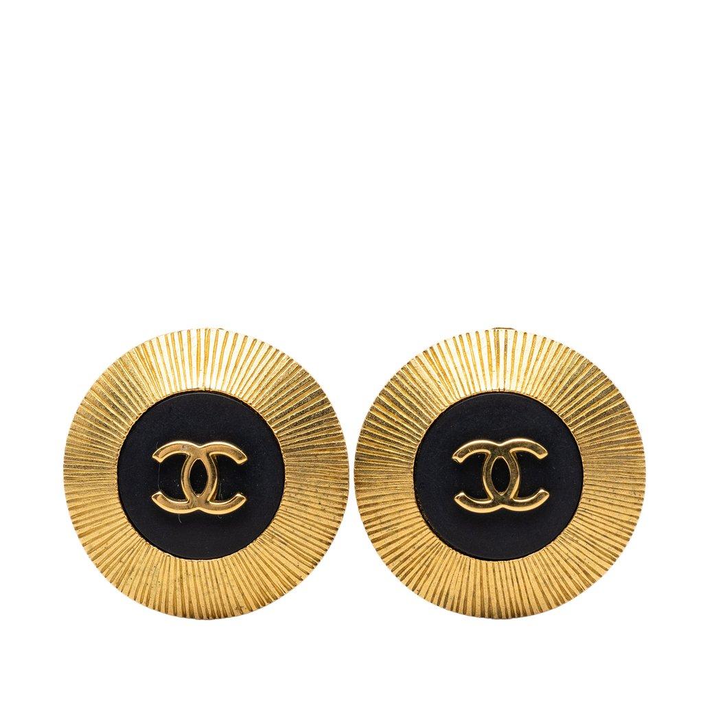 Chanel أقراط بمشبك مطلية بالمينا ومزينة بشعار CC الذهبي