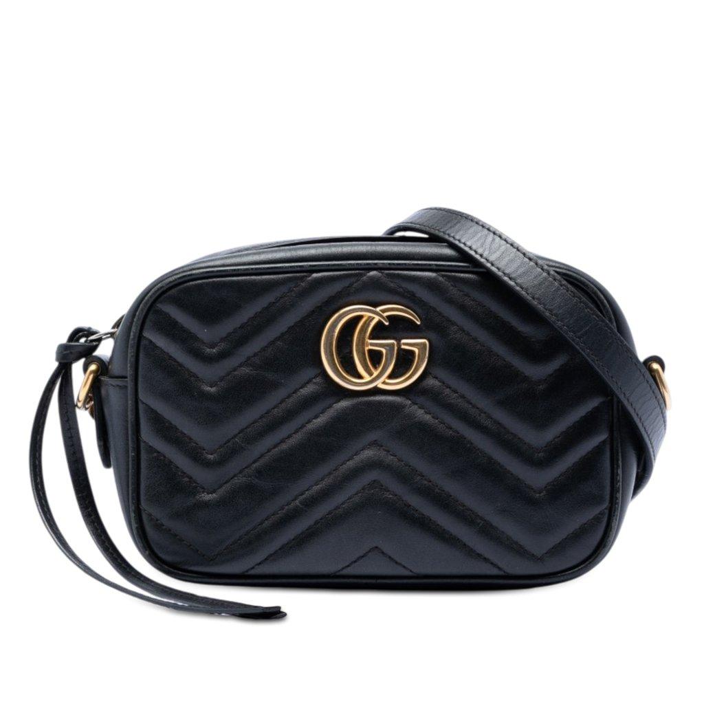 Gucci حقيبة كروس صغيرة من الجلد المبطن بنقشة GG مارمونت ماتيلاسيه