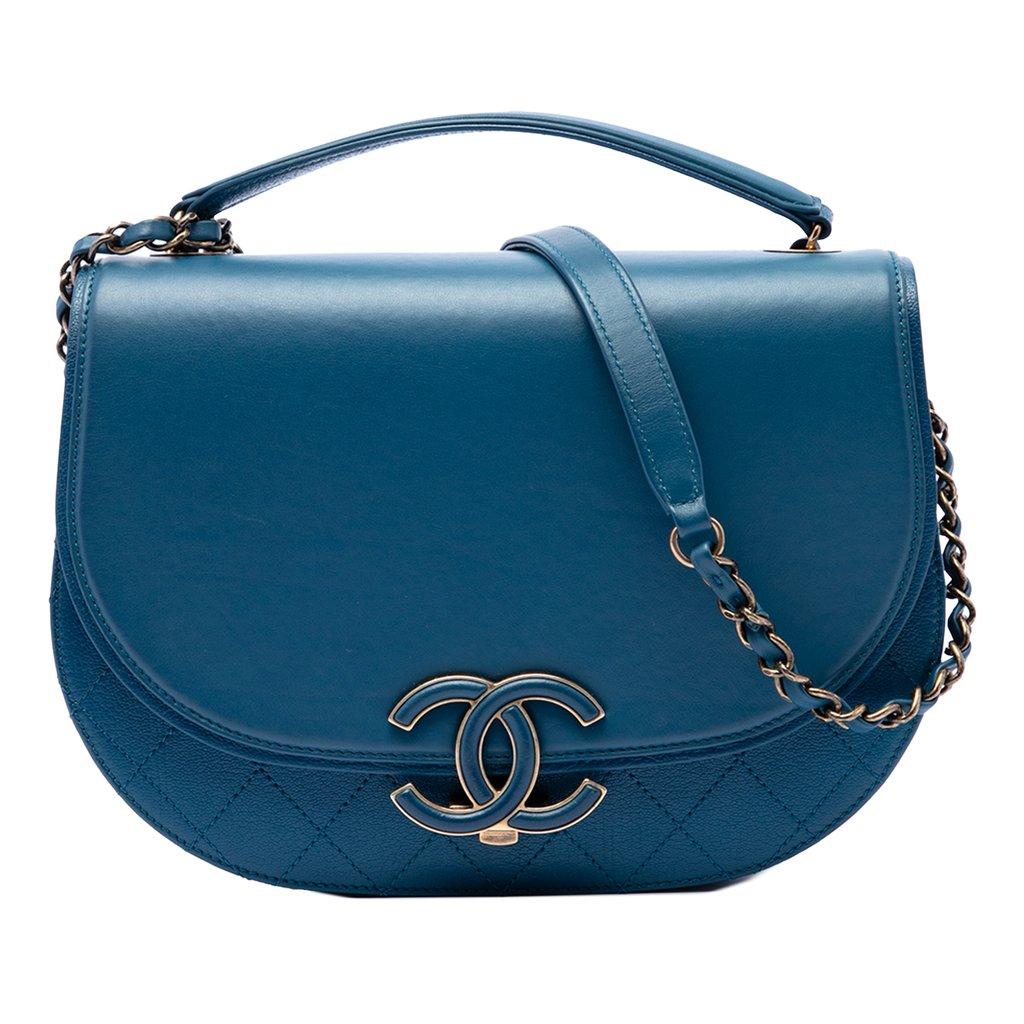 Chanel غطاء من جلد العجل اللامع متوسط الحجم وجلد الماعز المبطن على شكل منحنى جوز الهند