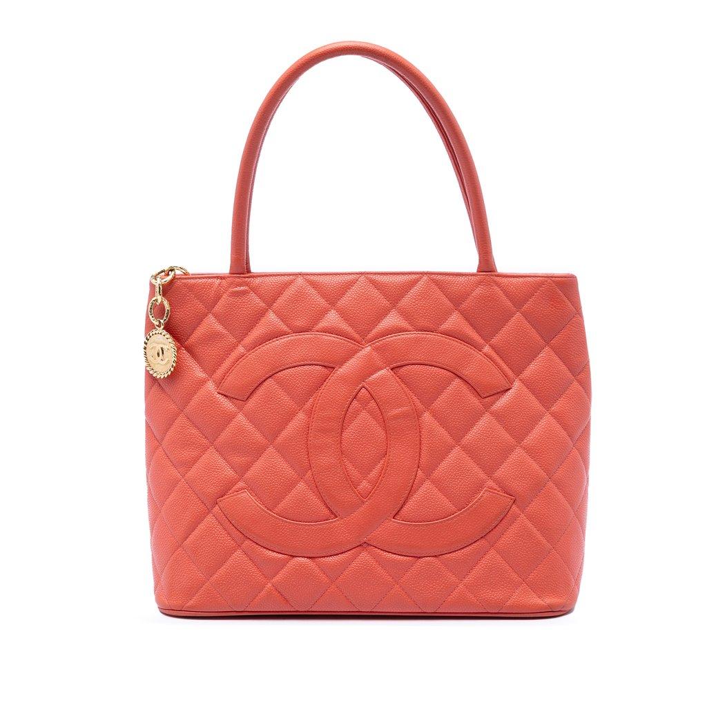 Chanel حقيبة تسوق مزينة بميدالية الكافيار