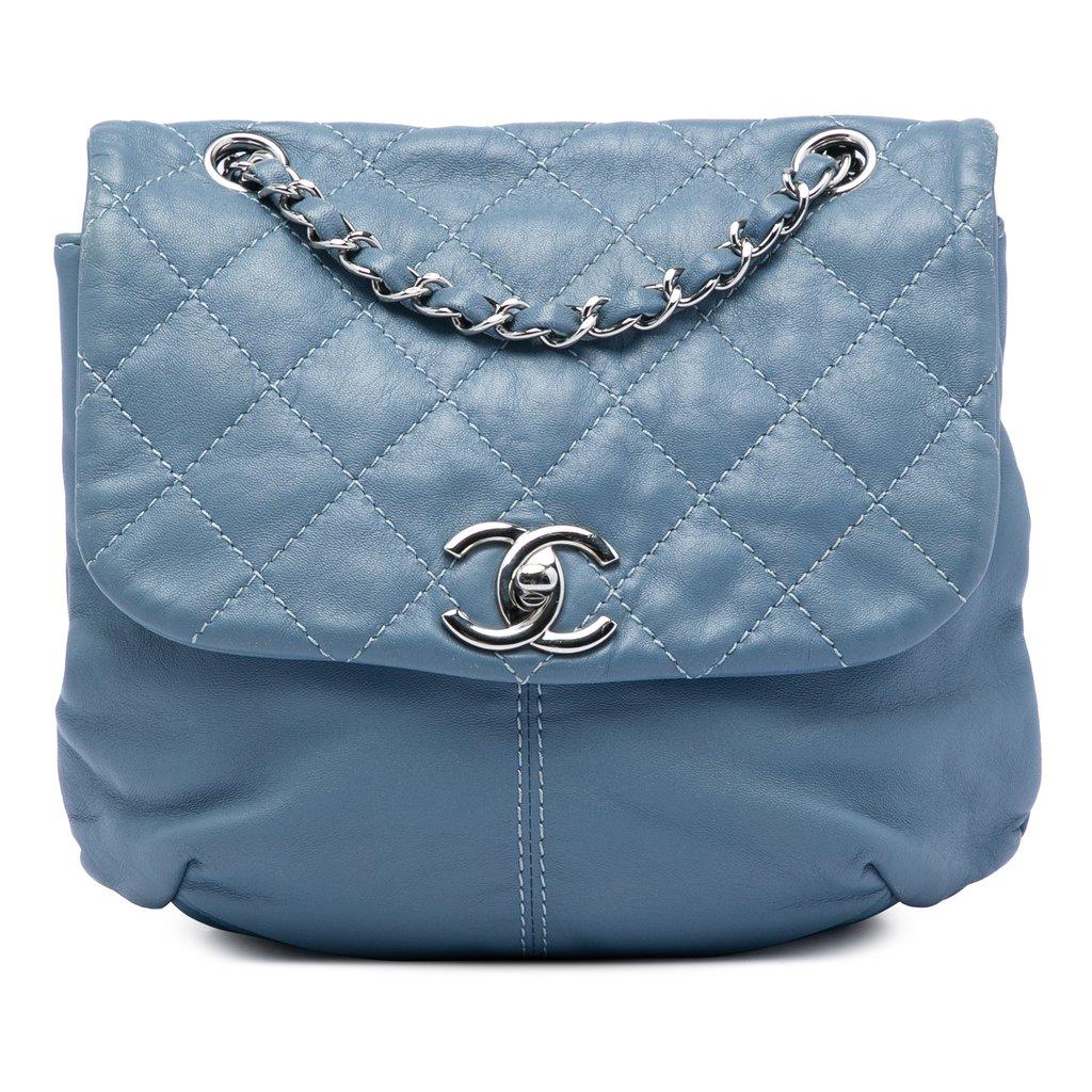 Chanel حقيبة مراسلة صغيرة من جلد الخروف المبطن من طراز تريانون بغطاء قلاب