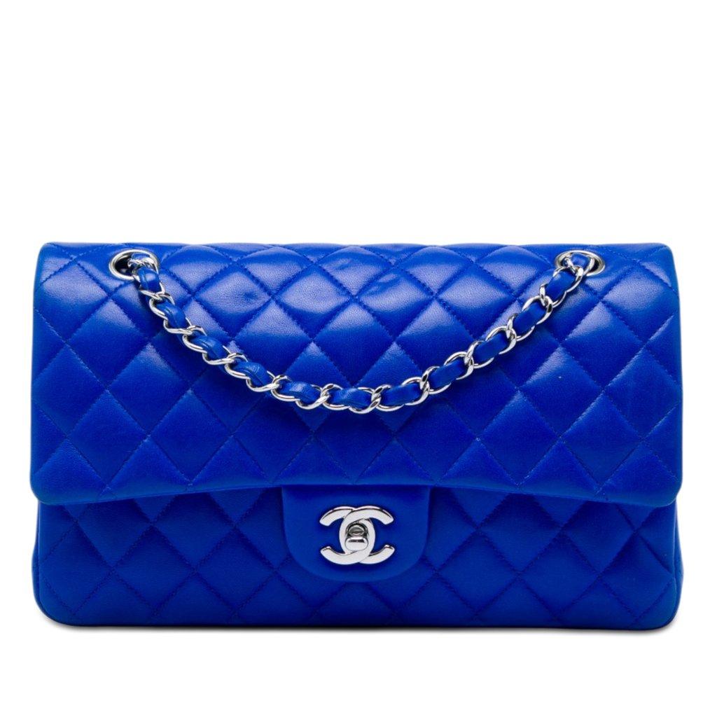 Chanel حقيبة كلاسيكية متوسطة الحجم من جلد الخروف ذات غطاء مزدوج