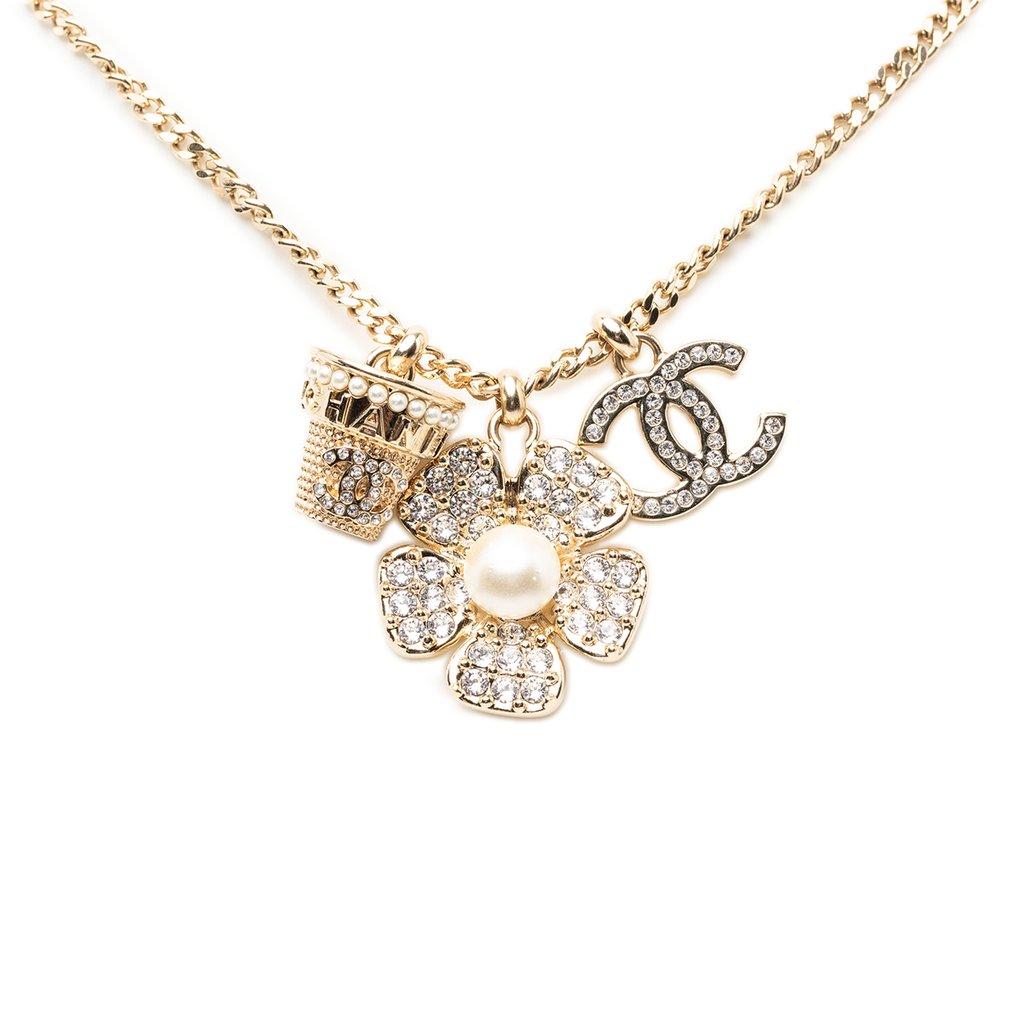 Chanel قلادة على شكل زهرة مطلية بالذهب عيار CC مرصعة بأحجار الراين واللؤلؤ الصناعي