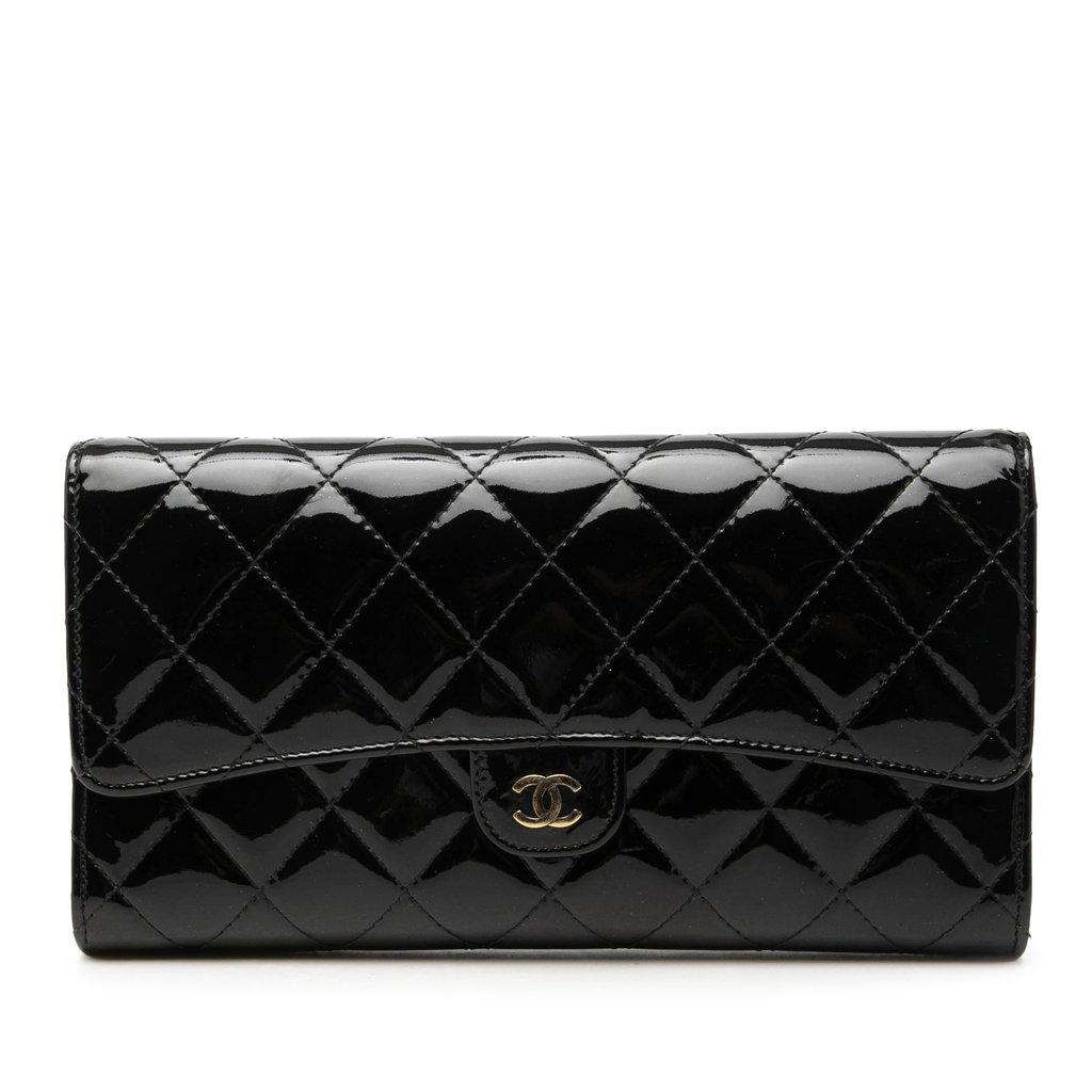 Chanel محفظة طويلة كلاسيكية بغطاء من الجلد اللامع المبطن بشعار CC