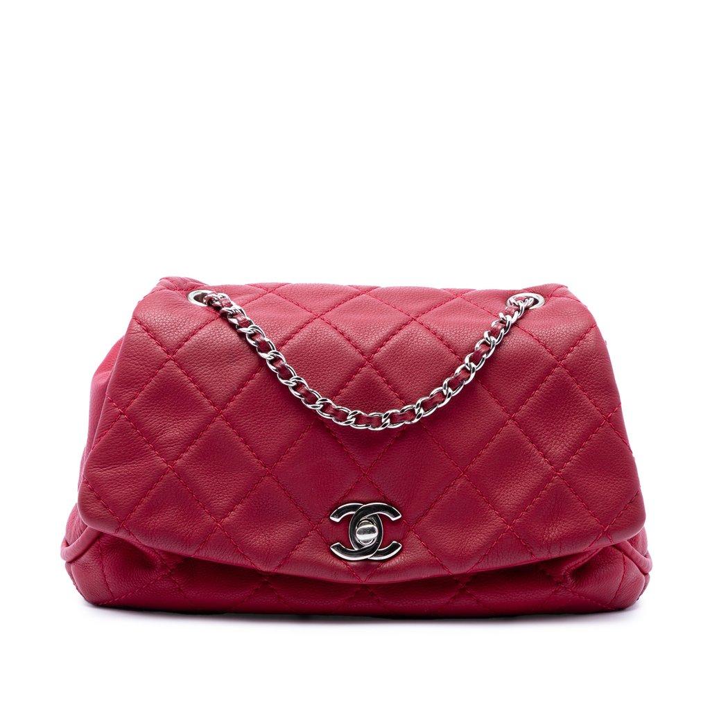 Chanel غطاء منحني من جلد العجل المبطن