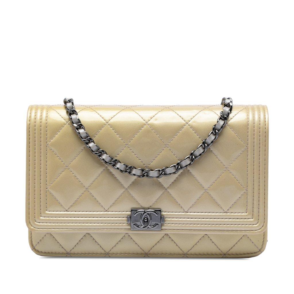 Chanel محفظة بوي مبطنة لامعة مع سلسلة