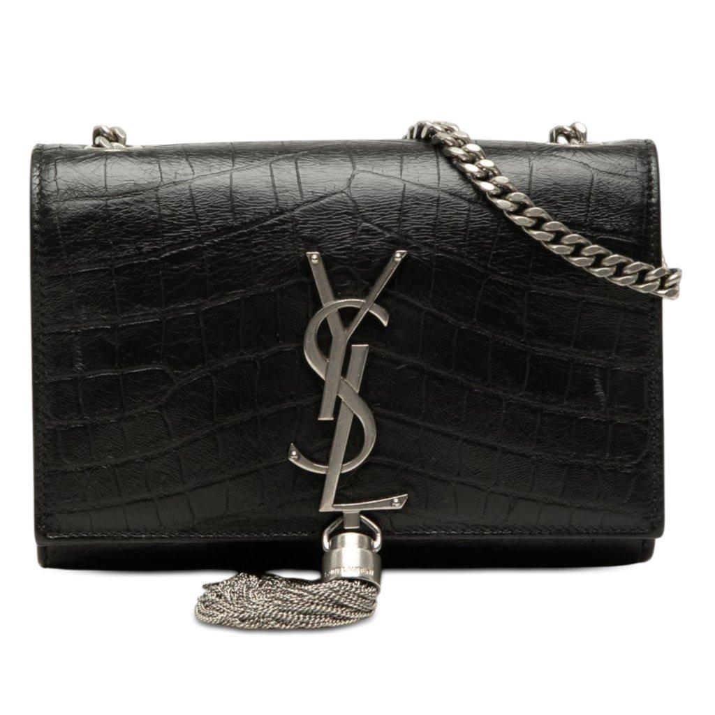 Saint Laurent حقيبة كروس صغيرة من الجلد المنقوش بنقشة جلد التمساح، مزينة بشرابة، تحمل شعار كيت