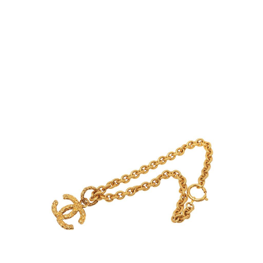 Chanel قلادة من اللافا مطلية بالذهب عيار CC