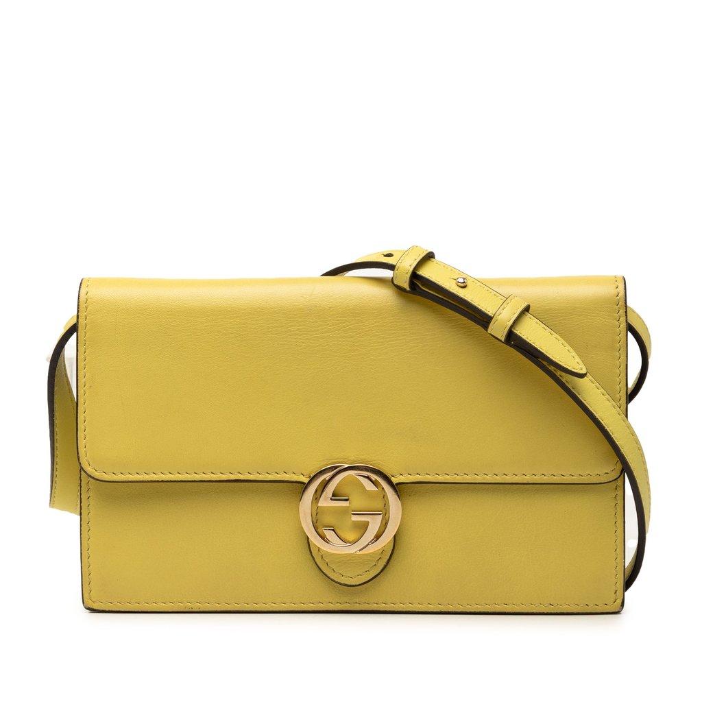 Gucci محفظة من جلد العجل بنقش حرف G متشابك مع سلسلة