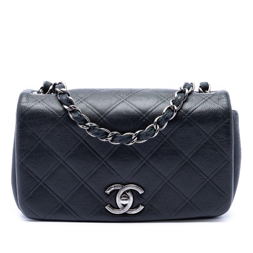Chanel غطاء جديد أنيق من جلد العجل بنقشة ماسية صغيرة