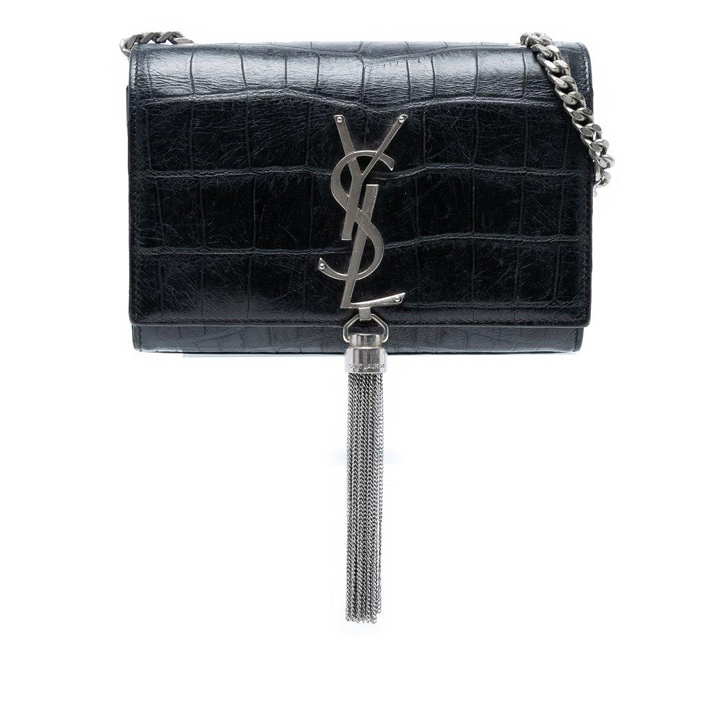 Saint Laurent حقيبة كروس صغيرة من الجلد المنقوش بنقشة جلد التمساح، مزينة بشرابة، تحمل شعار كيت