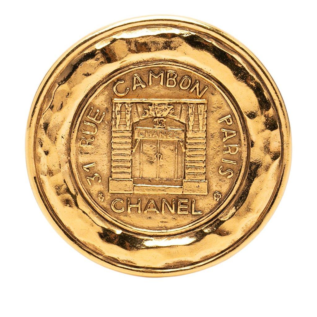 Chanel بروش دائري مطلي بالذهب يحمل اسم 31 شارع كامبون