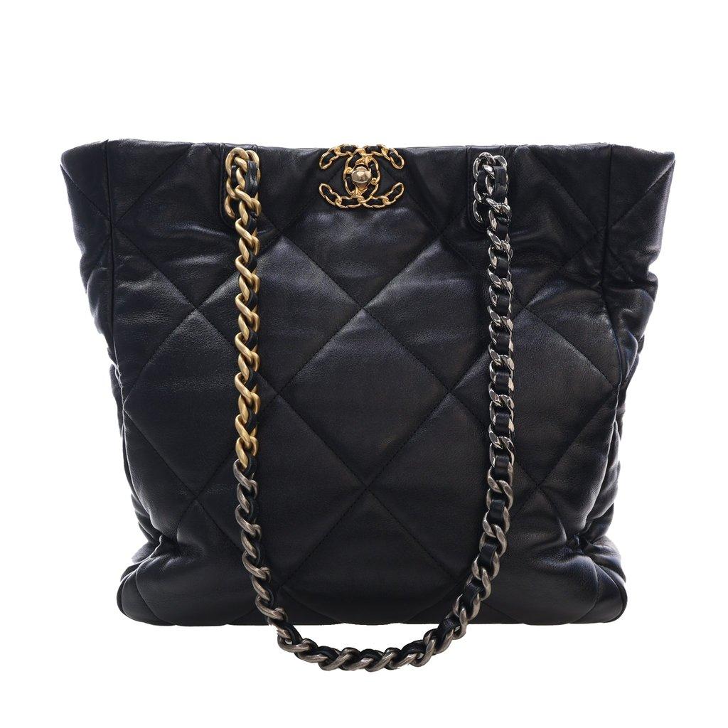Chanel حقيبة تسوق عمودية من جلد الخروف مقاس 19 بوصة