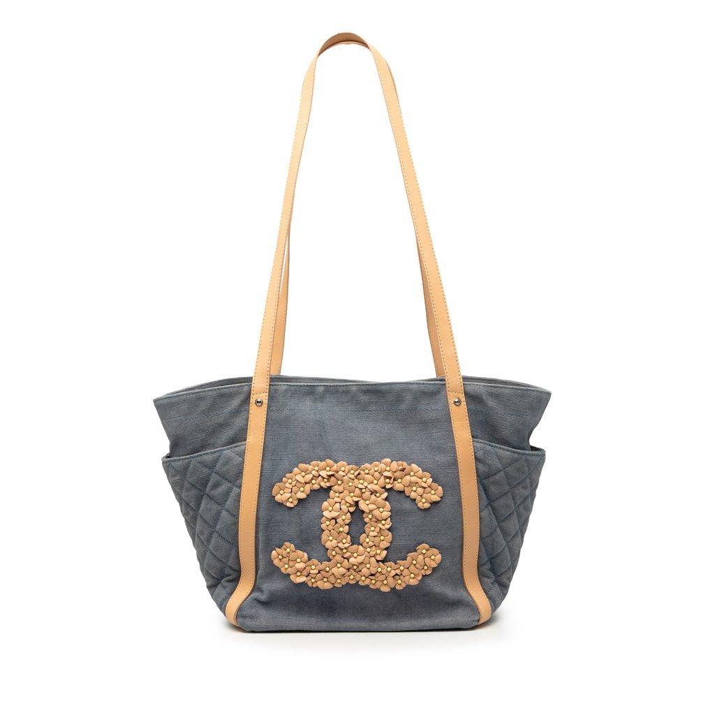 Chanel حقيبة حمل من قماش الدنيم المبطن بنقشة زهرة الكاميليا