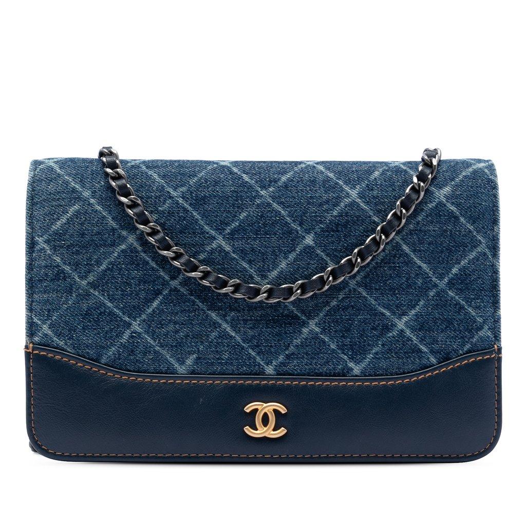 Chanel محفظة غابرييل من الدنيم المطبوع وجلد العجل مع سلسلة