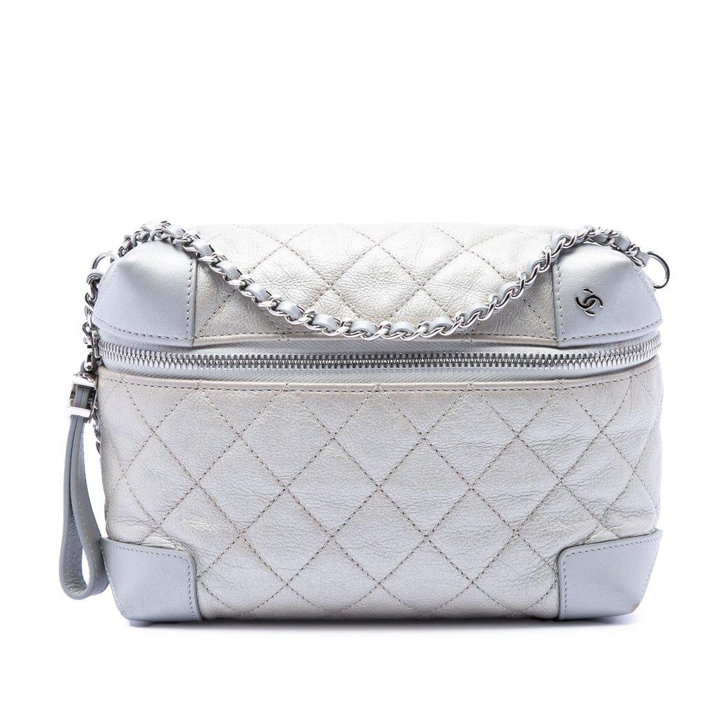 Chanel حقيبة كاميرا ستريت ألور من جلد العجل المعدني المبطن CC
