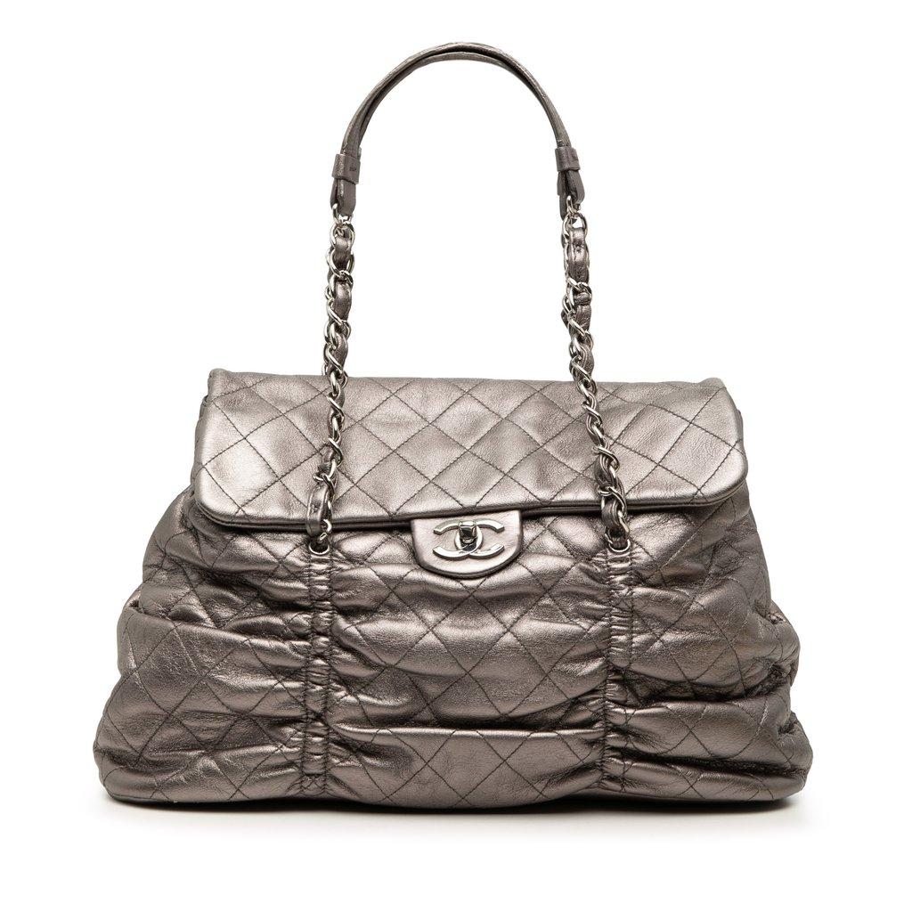 Chanel غطاء من جلد الخروف المعدني المبطن بنقشة كلب شاربي
