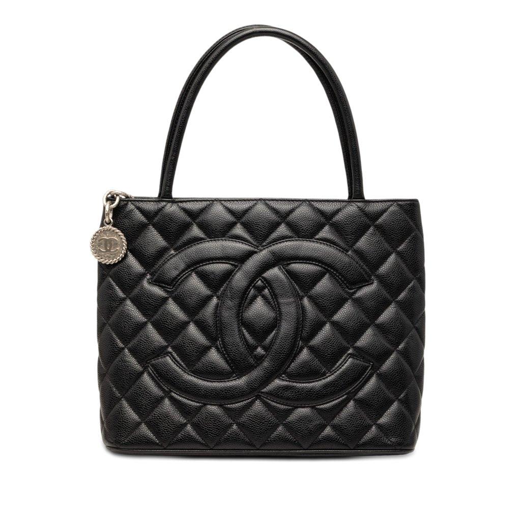 Chanel حقيبة تسوق مزينة بميدالية الكافيار