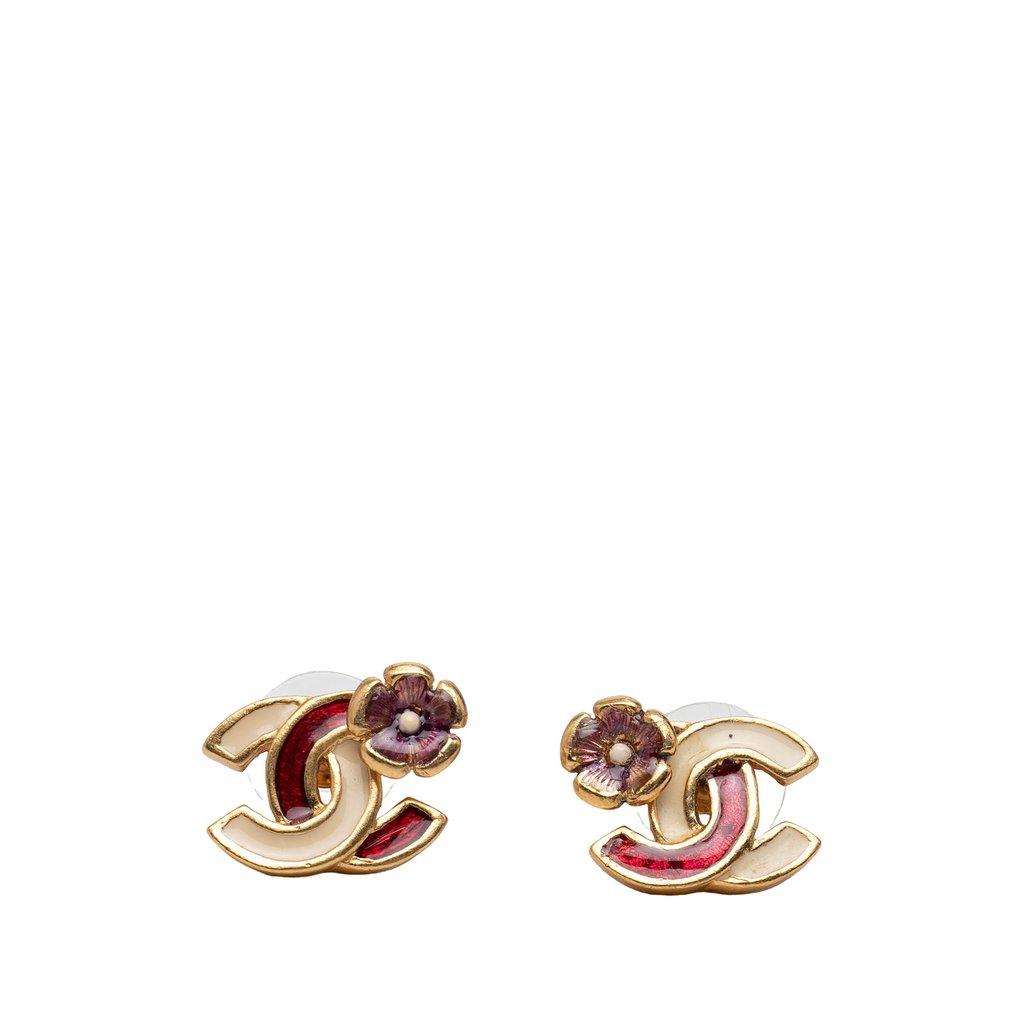 Chanel أقراط مطلية بالذهب عيار CC، ثنائية اللون، مزينة بزهرة، ذات ظهر على شكل رصاصة، مصنوعة من المينا.