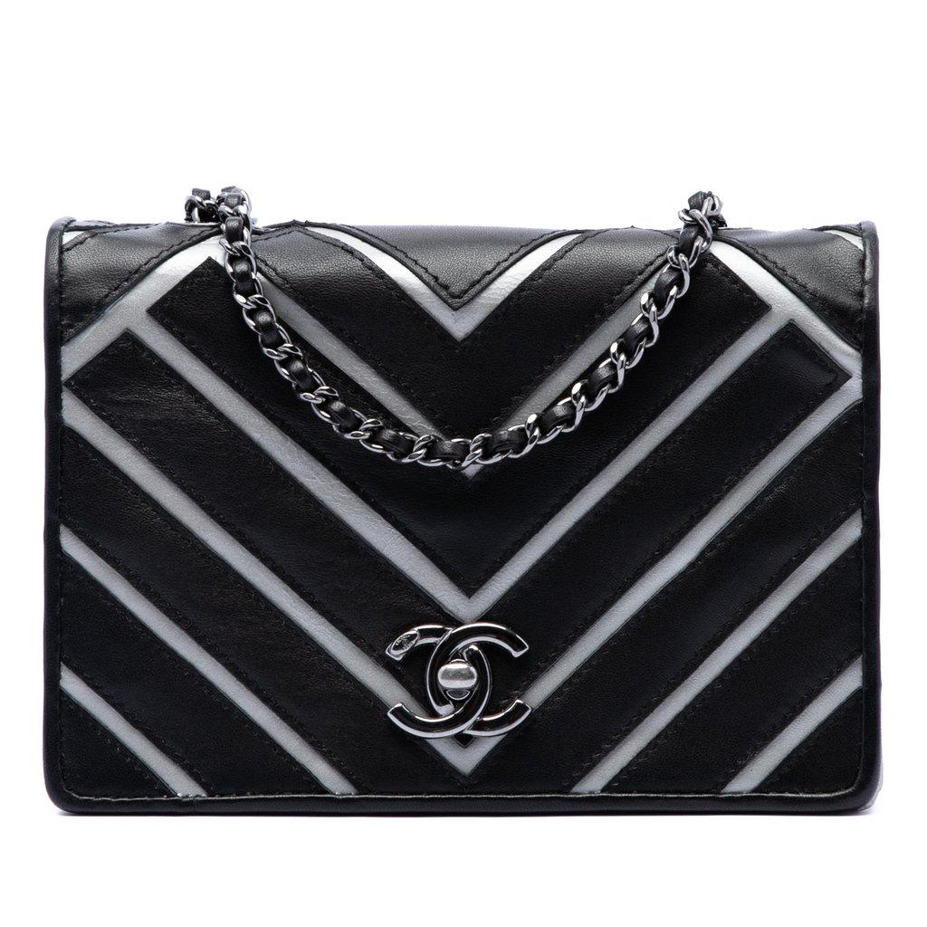 Chanel غطاء صغير من جلد الخروف بنقشة شيفرون