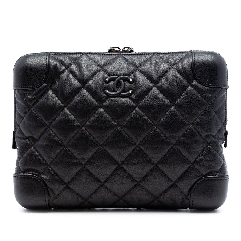 Chanel حقيبة سفر كلاسيكية من جلد الخروف المبطن CC