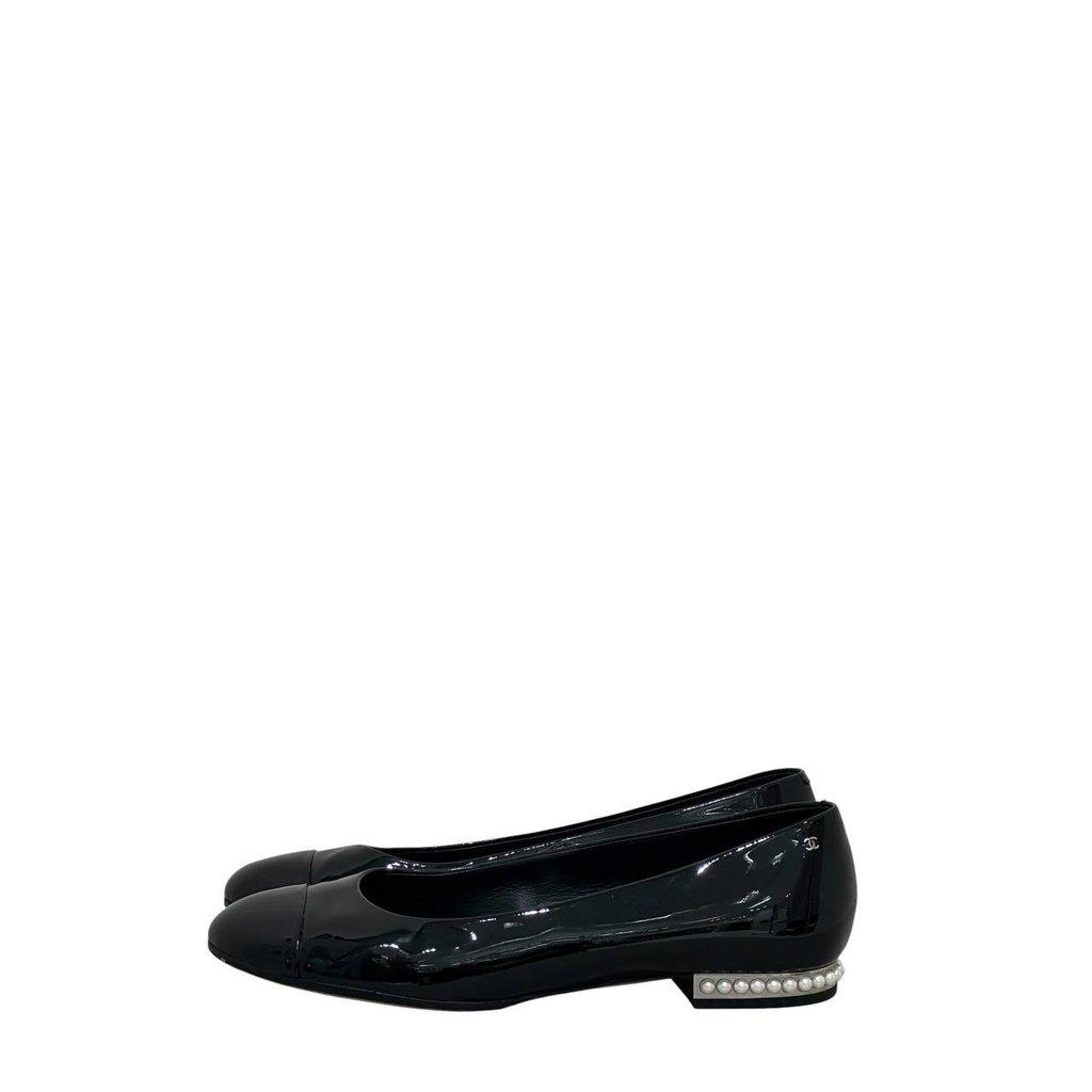 Chanel Chanel Black Patent Leather Pearl CC Heel Flats Sz.41 pre-owned