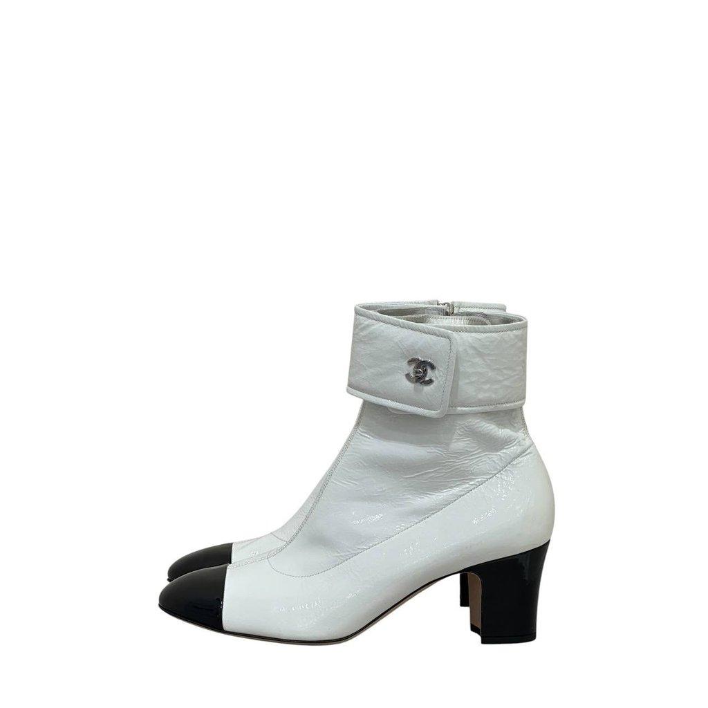 Chanel NWOB Chanel 2020 White Patent CC Ankle Boots, Size 41 Pre-owned