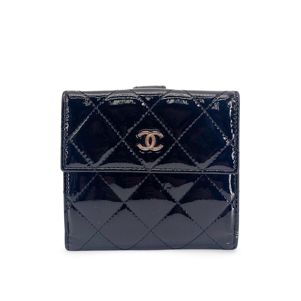 Chanel محفظة كلاسيكية صغيرة الحجم بغطاء قلاب، لون أسود لامع، إكسسوارات ذهبية اللون