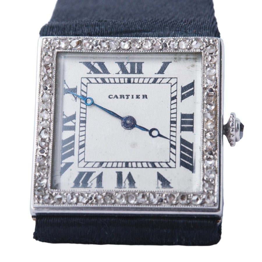 Cartier ساعة يد من طراز آرت ديكو مرصعة بالألماس والعقيق الأسود، مصنوعة من البلاتين والذهب، حوالي عام 1925