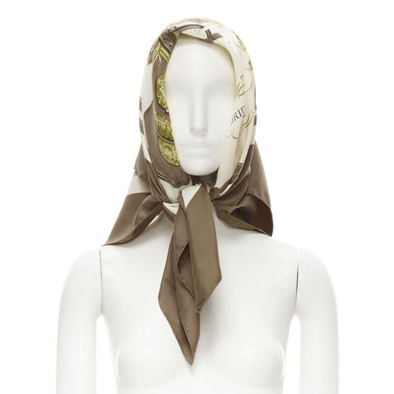 Hermès وشاح مطبوع عليه صورة عروس