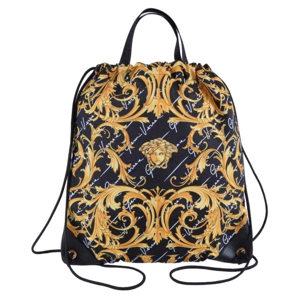 Versace حقيبة ظهر برباط من فيرساتشي بطبعة باروكو، مصنوعة من النايلون الأسود، تحمل شعار لا ميدوسا