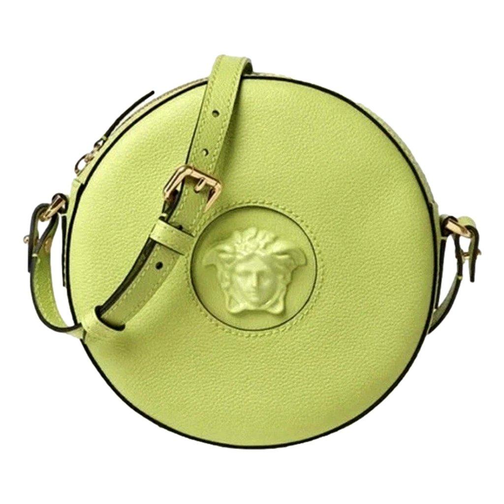 Versace حقيبة كروس بودي دائرية من فيرساتشي لا ميدوسا باللون الأخضر الليموني