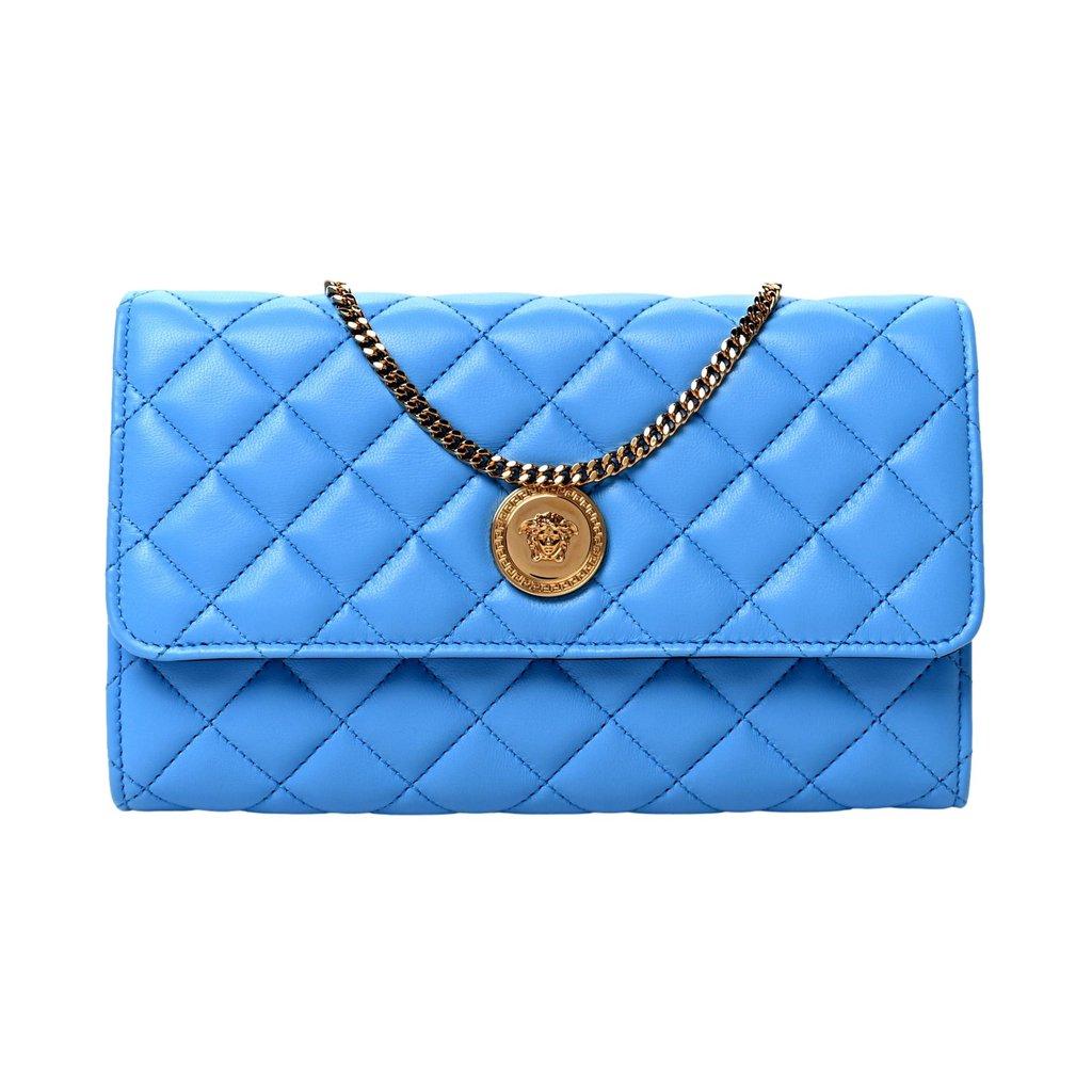 Versace حقيبة كروسبودي من فيرساتشي لا ميدوسا باللون الأزرق مصنوعة من جلد الخروف المبطن