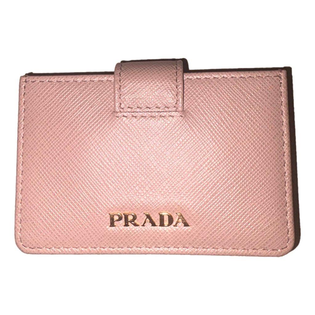 Prada محفظة بطاقات برادا سافيانو من جلد سيبريا باللون البيج الأكورديون