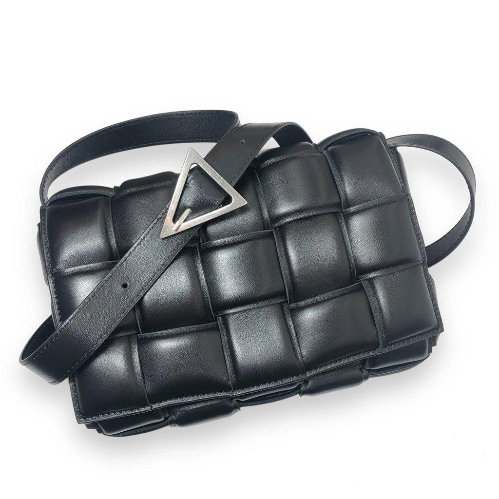 Bottega Veneta أسود Padded جلد كاسيت كتف حقيبة