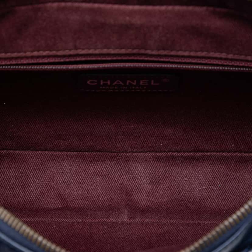 Chanel Medium Quilted Glazed Calfskin Duo Color Flap Blue Leather Very good condition - Model View