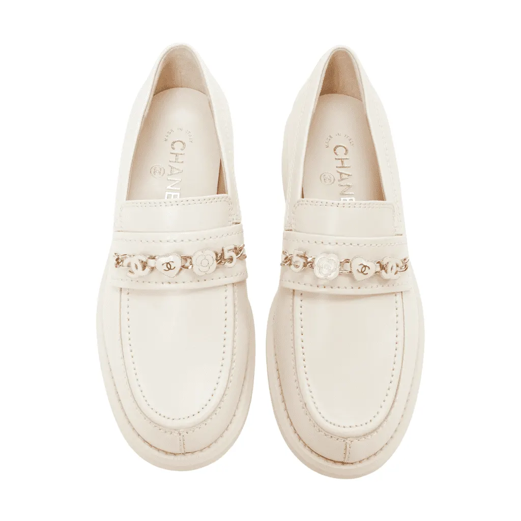 Chanel Heart Charm Loafers Beige Leather Never worn, with tag - Front View