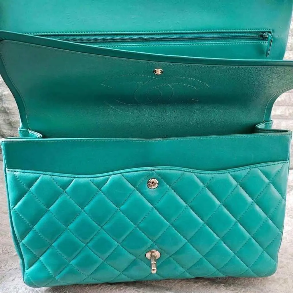Chanel Maxi Flap Green Leather Gold Good - Inside View