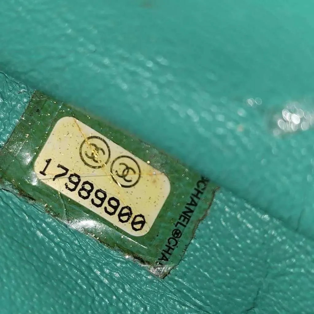 Chanel Maxi Flap Green Leather Gold Good - Model View