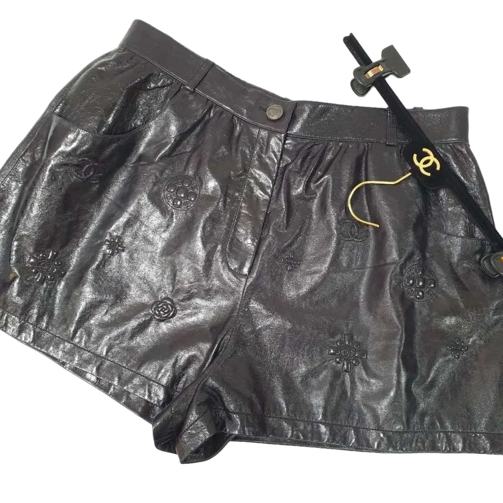 Chanel Camellia CC logo Shorts Black Leather Very good - Front View