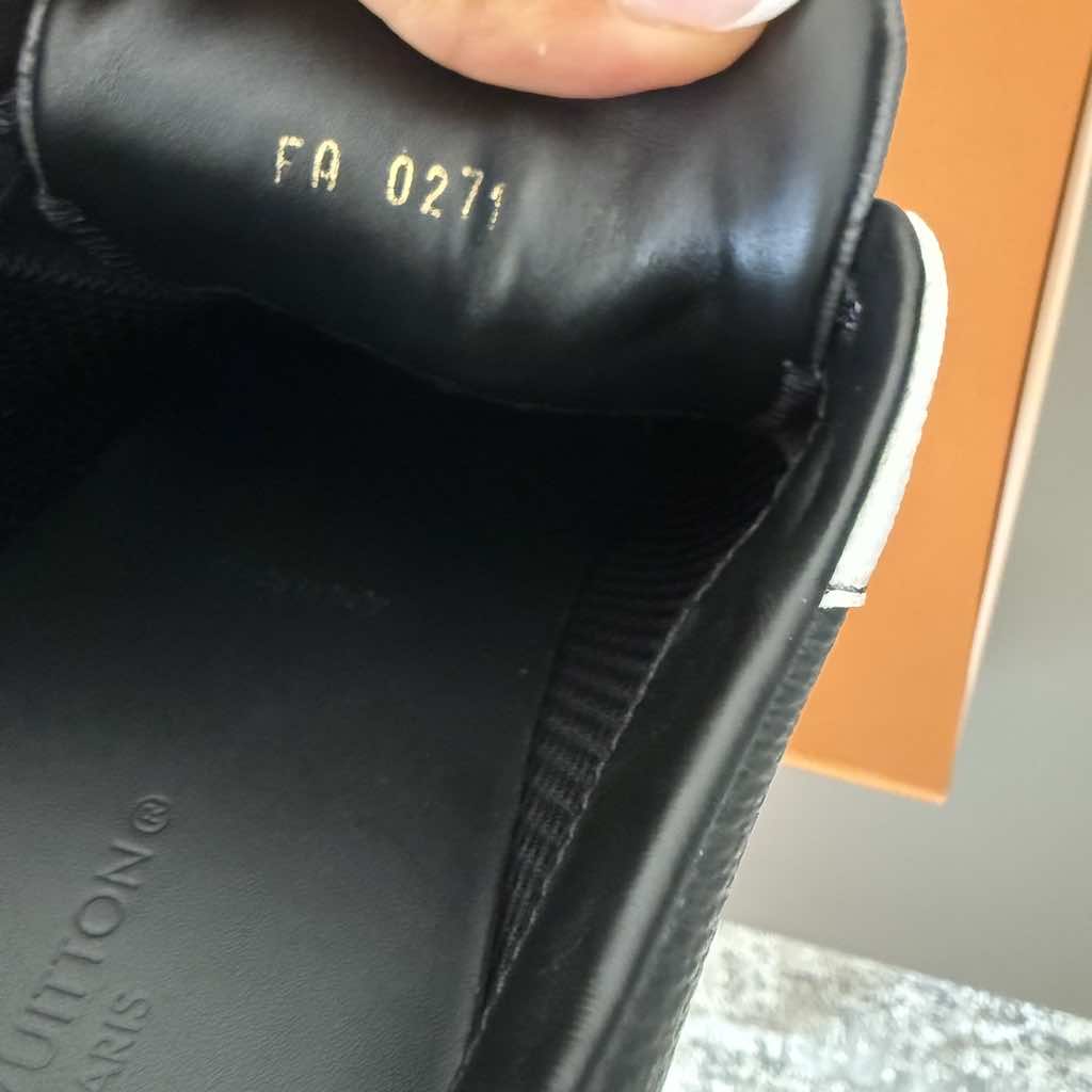 Louis Vuitton Grey White Monogram Classic - Detail 1