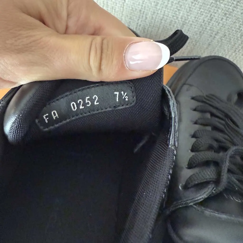 Louis Vuitton LV Trainers Black Leather Very good - Box View