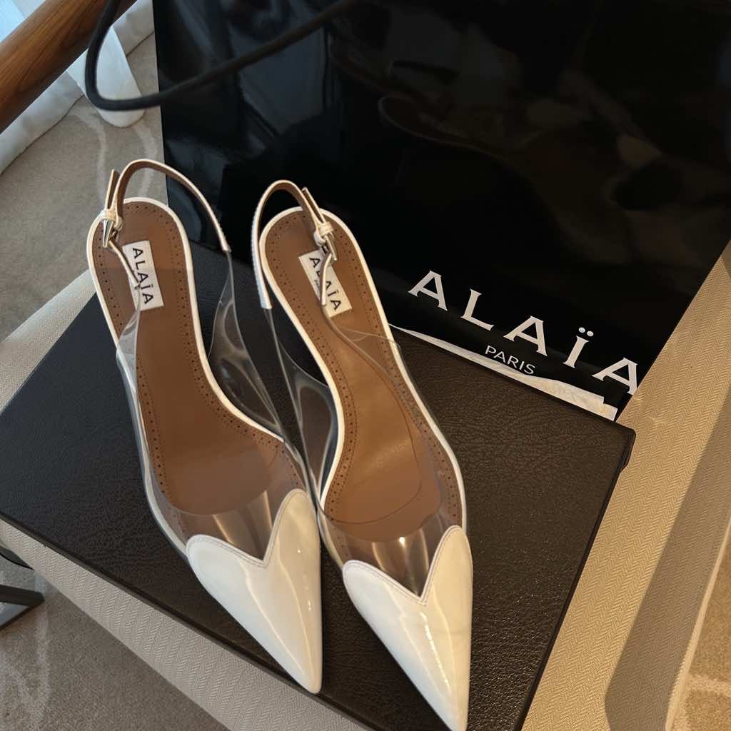Alaïa Heart Sling back Pumps - Side view