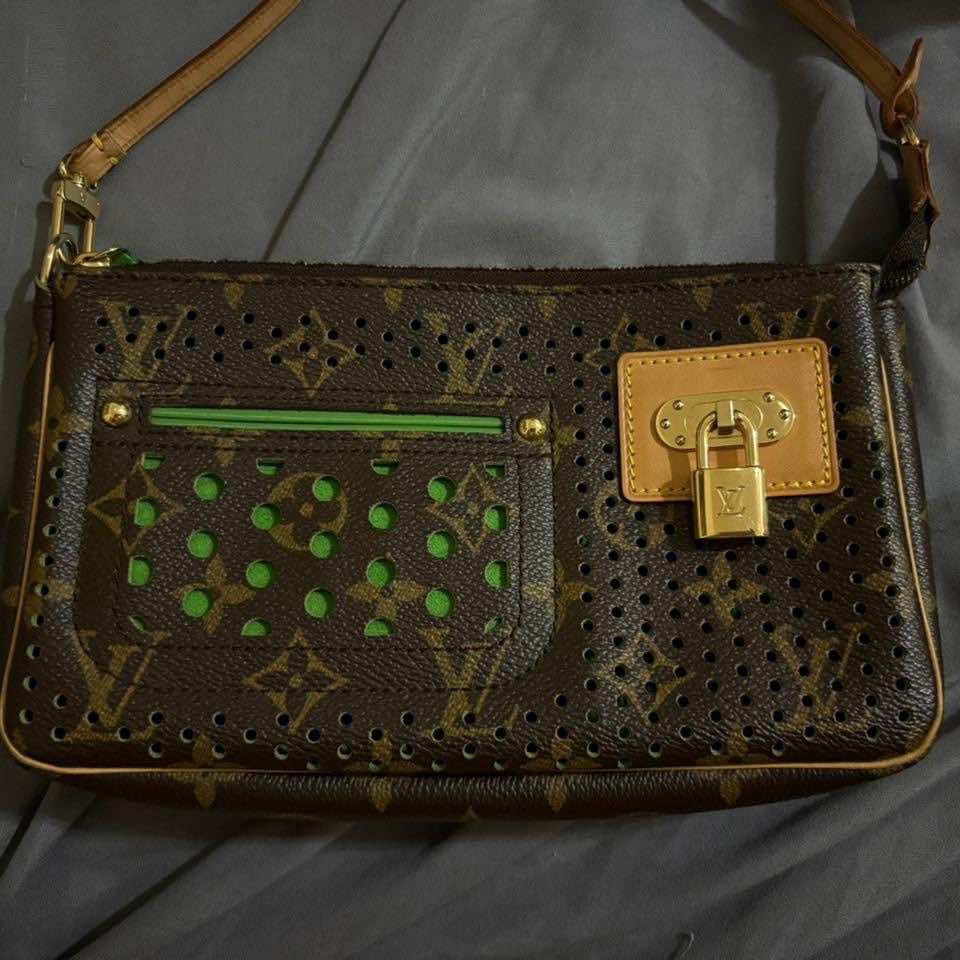 Louis Vuitton Pochette Accessoire Limited Edition - Side view