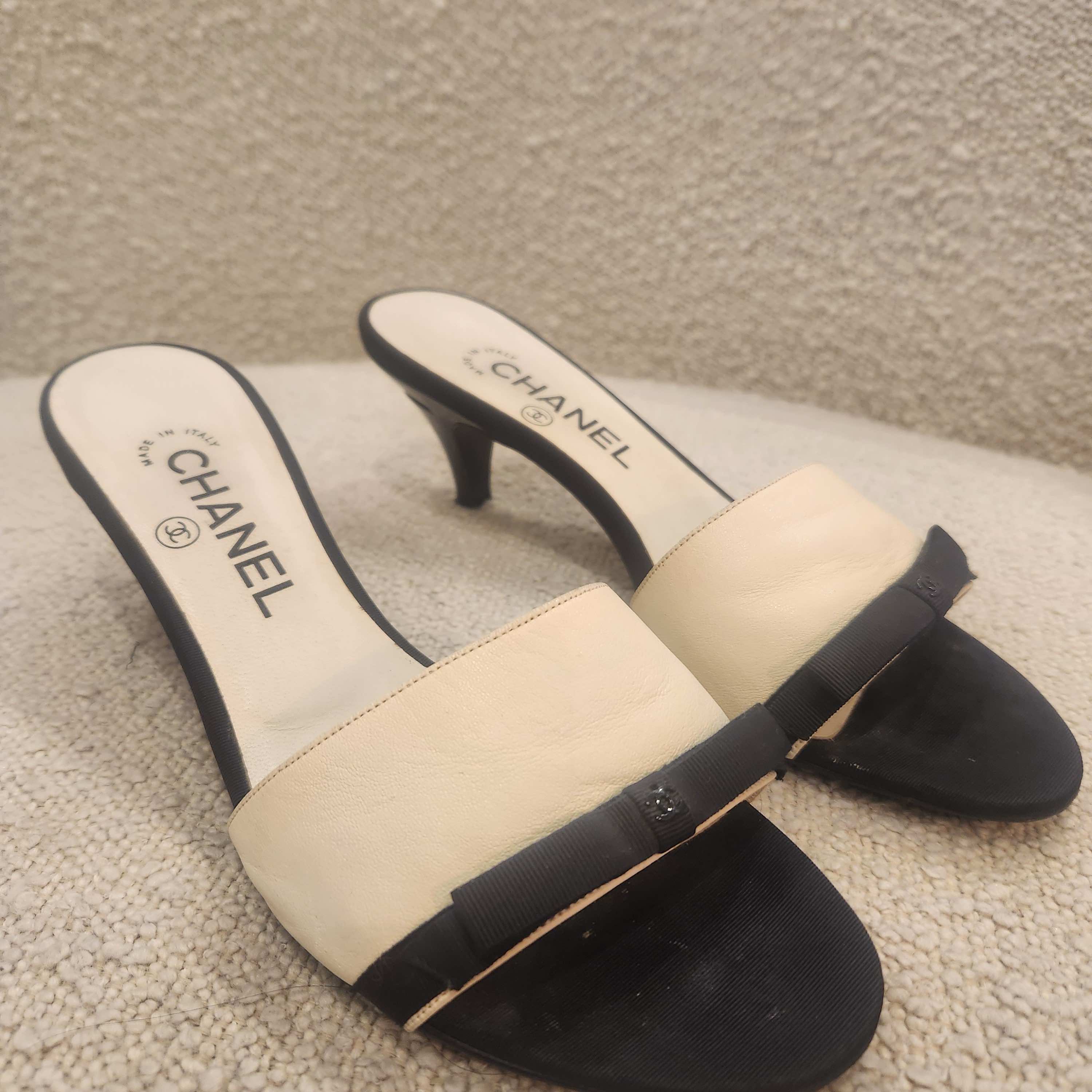 Chanel Sandal offwhite and black - Back view