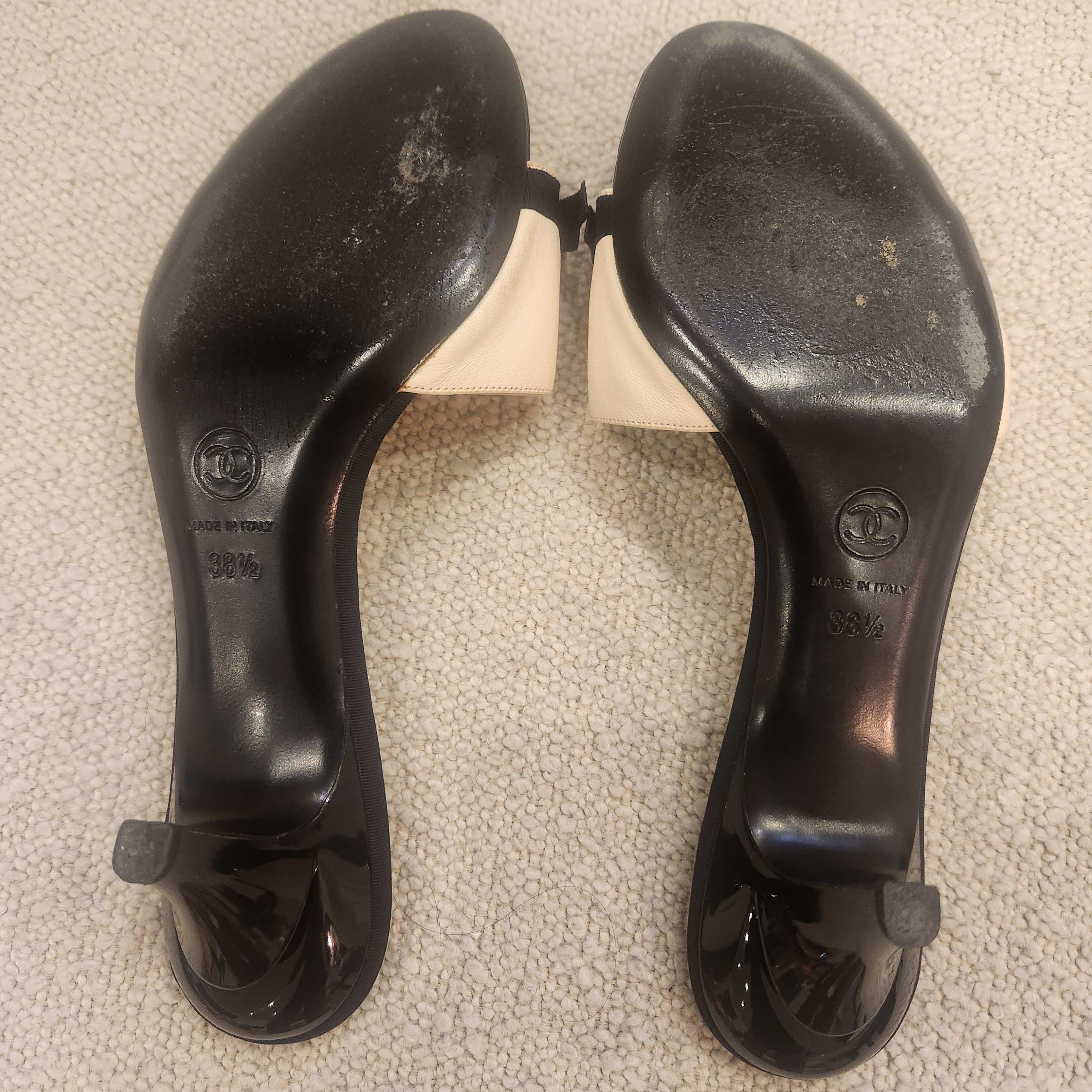 Chanel Sandal offwhite and black - Side view