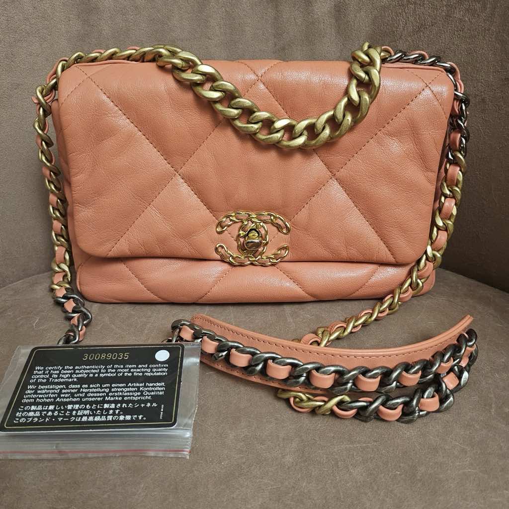 Chanel 19 Flap Bag - Detail 1