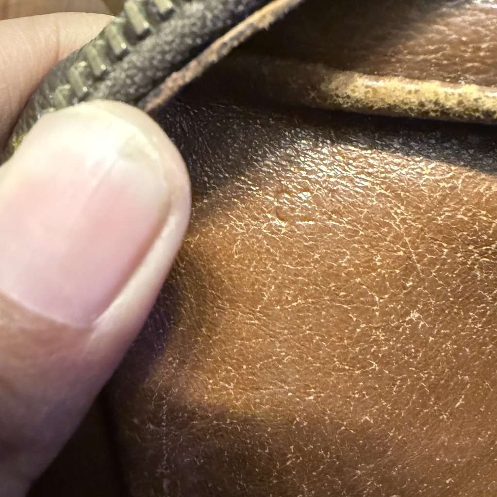 Louis Vuitton Crossbody Bag - Detail 1