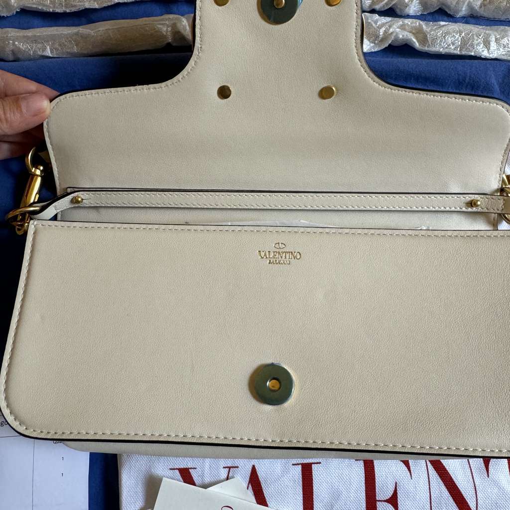 Valentino Garavani Locò In Vitello - Side view