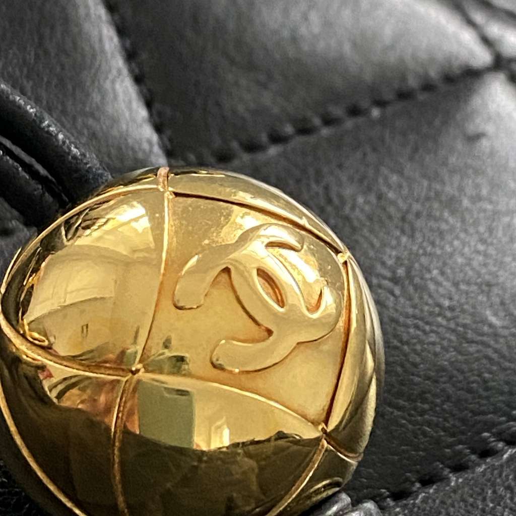 Chanel Petite Shopping - Image 10